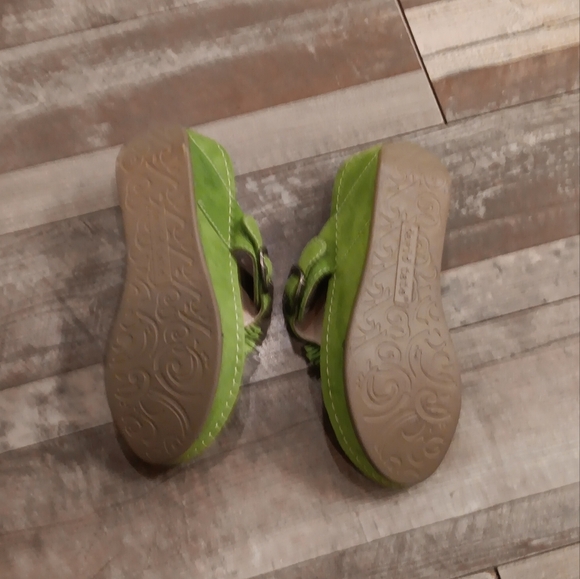 David Tate Green Leather Suede Fringe Buckle Wedge Sandals Shoes Size 6.5 WW - Picture 8 of 8